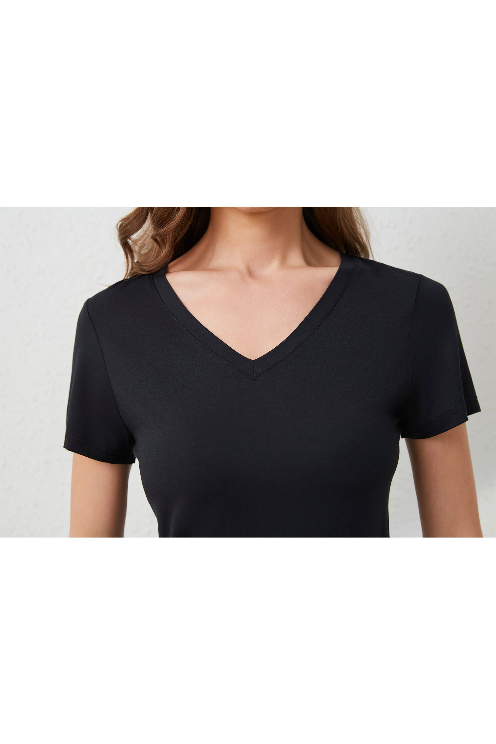 Offline V Neck Tee in Noir
