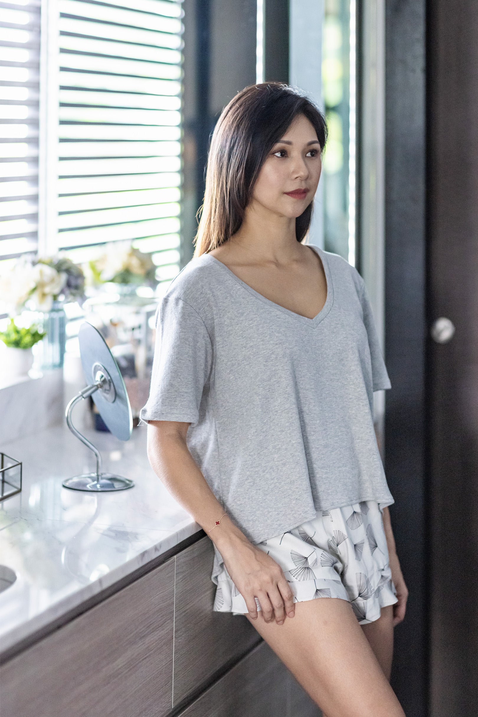 SIGNATURE GIRLFRIEND LOUNGE TEE in Stone Grey